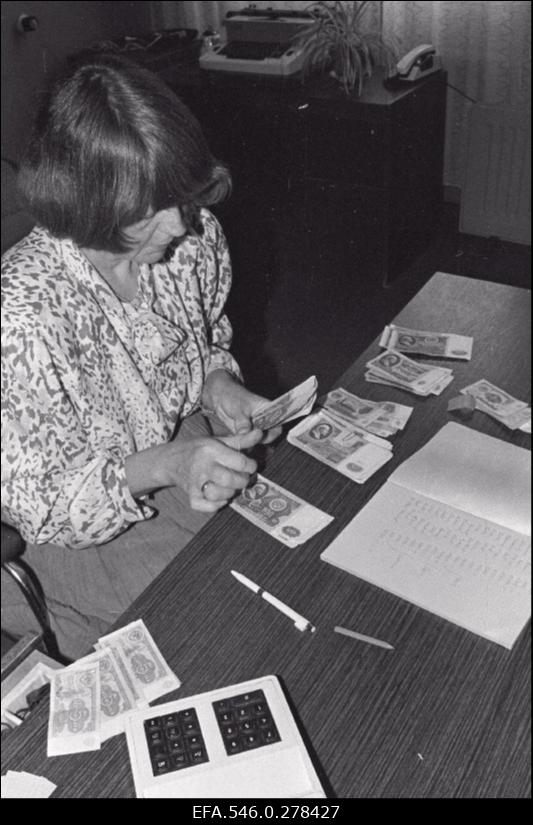 Rahavahetus kroonidele üleminekul.