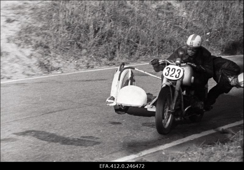 NSV Liidu meistrivõistlused ringrajasõidus. Pirita-Kose-Kloostrimetsa ringrajal motosportlased Harald Kanniste - Arvo Ratassepp, Dünamo, 750 cm3 külgkorviga mootorrattad.