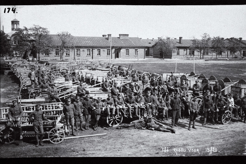 Tööroodu voor kasarmute ees Tartus.