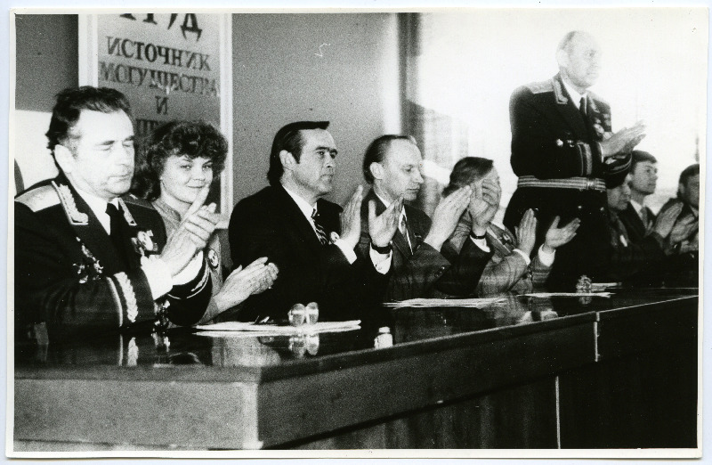 Veteranide autasustamine 1985. aastal Tartus, foto  presiidiumist