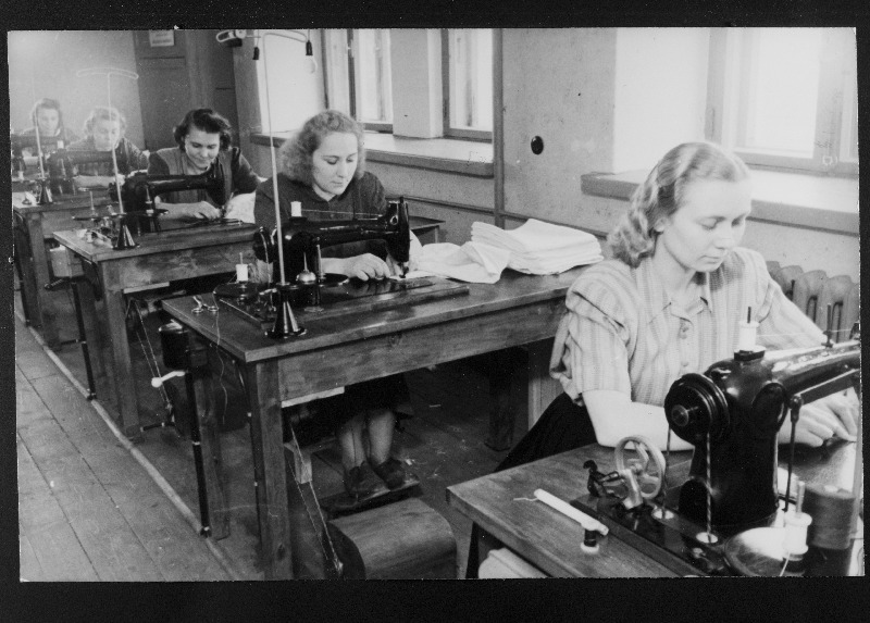 Paide Kohaliku Tööstuse Kombinaadi õmblustöökoda.