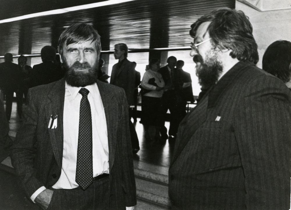 Heinz Valk (vasakul) vestlemas tundmatu mehega Tallinna Linnahalli fuajees Rahvarinde asutamiskongressi ajal