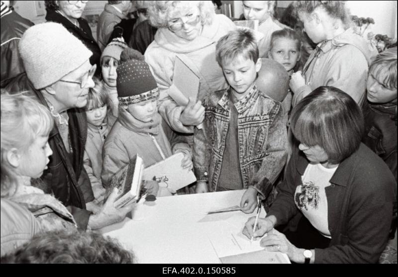 Haapsalust päritolev Rootsi raamatukunstnik Ilon Wikland autogramme andmas.