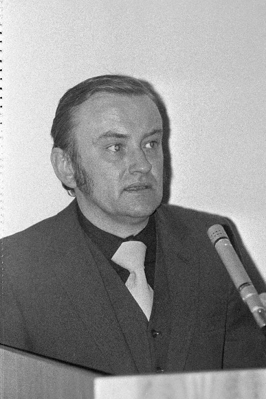 ELKNÜ Keskkomitee V pleenumil esineb kõnega ajalehe "Noorte Hääl" toimetaja Toivo Aare.