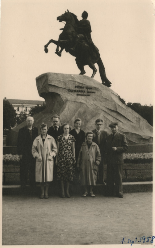 ENSV Riikliku Ajaloo Keskarhiivi töötajad Leningradis monumendi "Vaskratsanik" ees