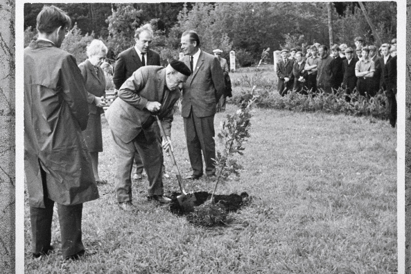 Kirjanik Johannes Semper koos kodu-uurijatega Luua dendropargis tamme istutamas.
