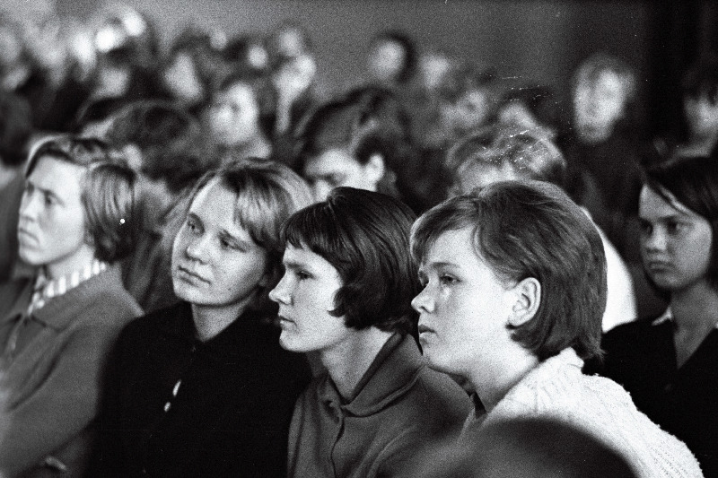 Tallinna Koolieelse Kasvatuse Kooli õpilased teatriõhtul näitleja Silvia Laidlaga kohtumas.