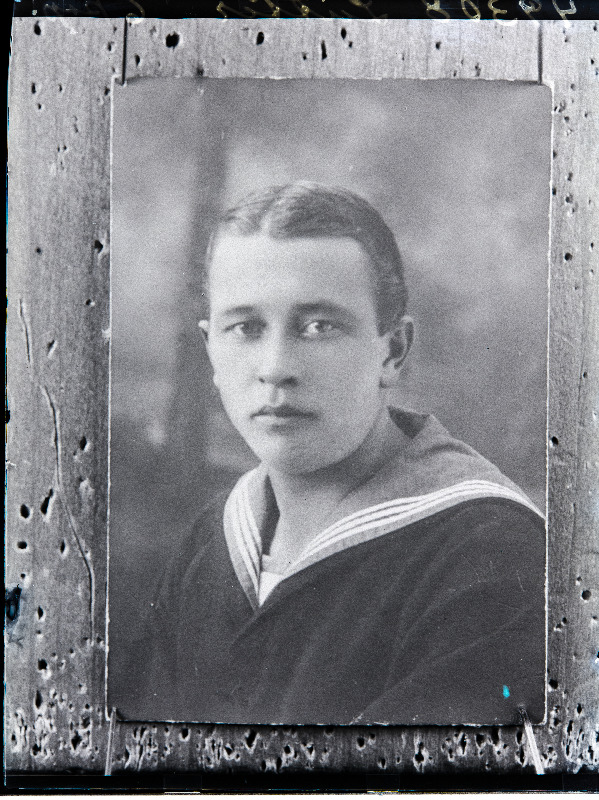 Noormehe foto, (06.09.1927 fotokoopia, tellija Luter [Lutter]).