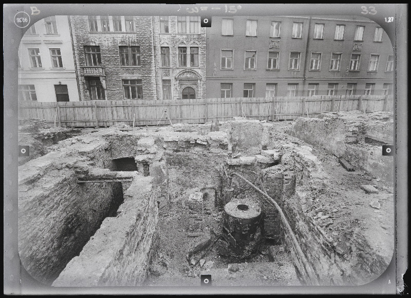 Tallinn. Kvartal nr 37. Ehitusarheoloogia. Harju tänava stereofotogramm-meetriline mõõdistamine.