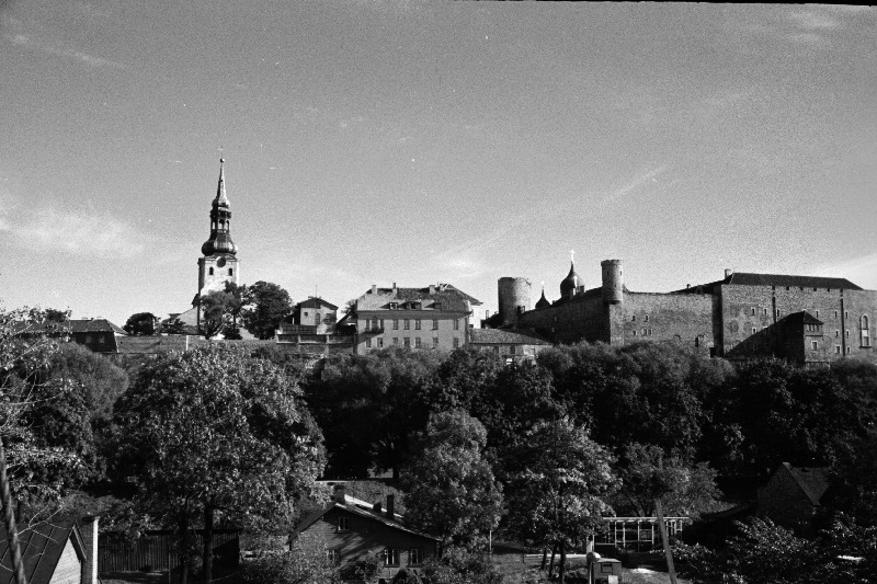 Vaade Toompeale ja Pikale Hermannile raudtee postivalitsuse hoonest.