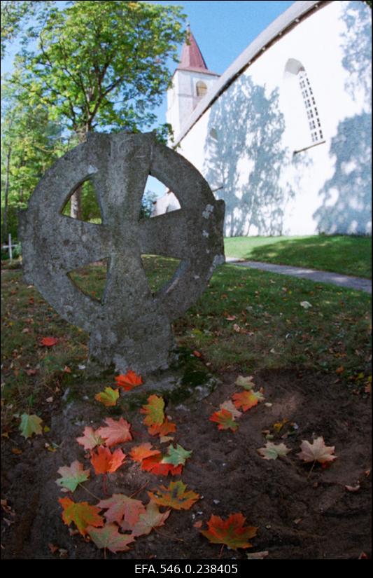 Kullamaa kirik. Kirikaed.