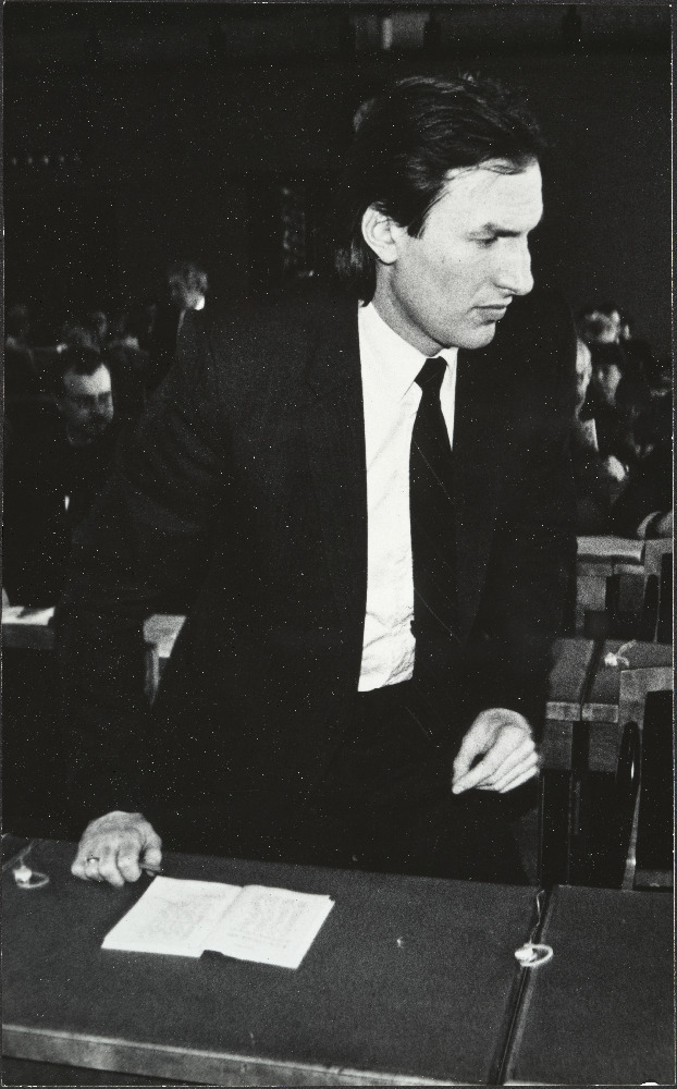 Eesti NSV loominguliste liitude ühispleenum Toompea lossis ENSV Ülemnõukogu istungite saalis. Dirigent Tõnu Kaljuste.