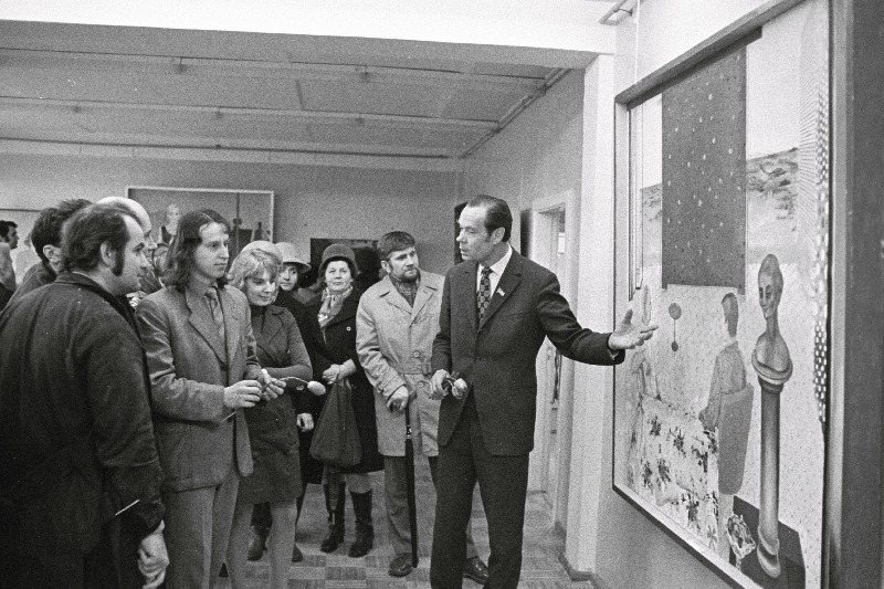 Eesti NSV Kunstnike Liidu juhatuse esimees, Eesti NSV teeneline kunstnik Ilmar Torn Tallinna Vineeri- ja Mööblikombinaadi töötajatele kombinaadi punanurgas avatud kunstnik L.Siimu maalide näitust tutvustamas.