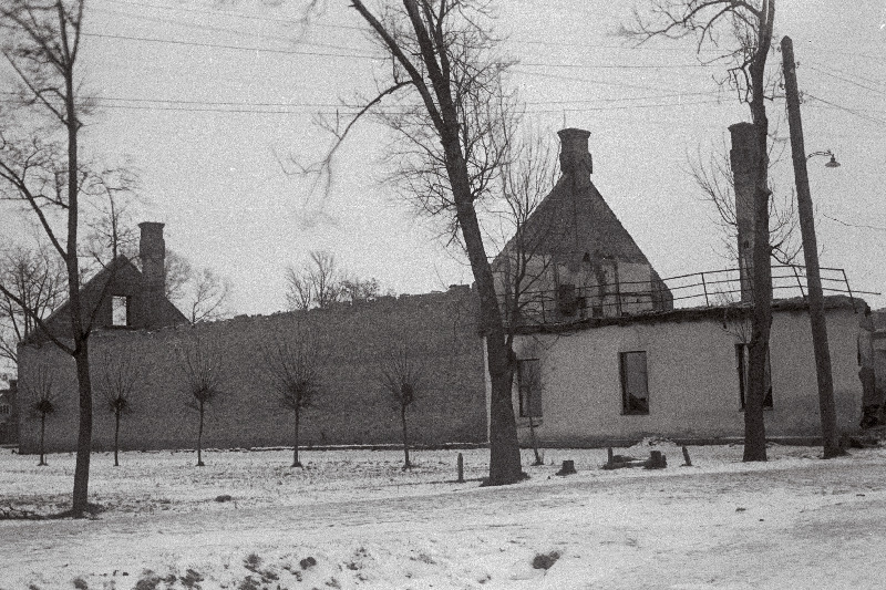 Mahapõletatud Viljandi rahvamaja varemed, kus asusid raamatukogu ja kino.
