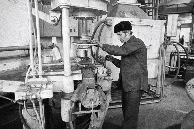 Eesti Kalalaevaremondi Tootmiskoondise Balti Laevaremonditehase brigadir Nikolai Gorevalov töötab armatuuri lahtimonteerimise pingil.