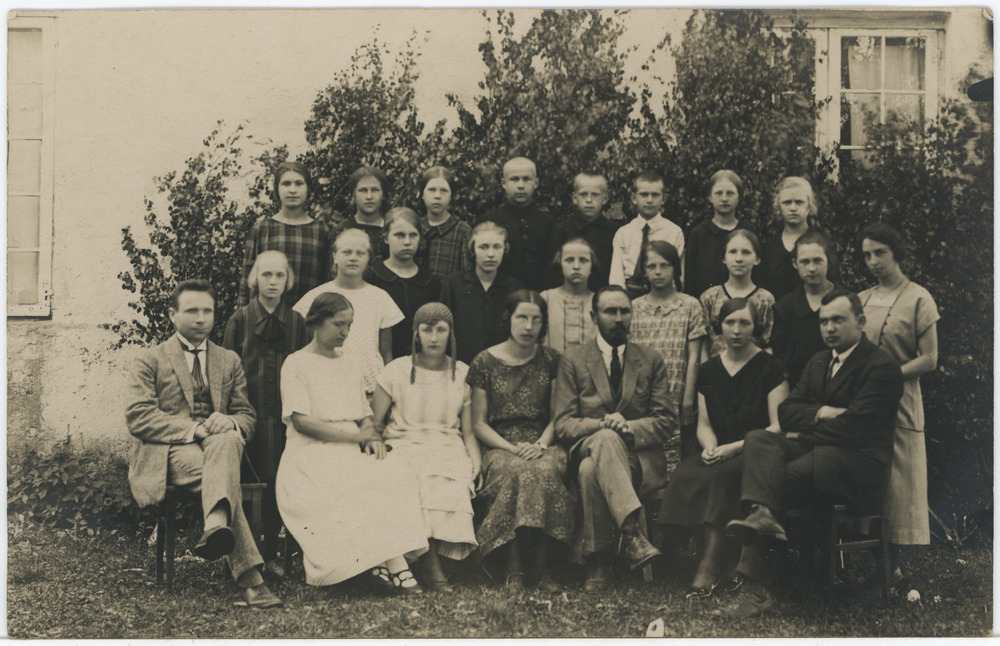 Seltskond õues hoone taustal