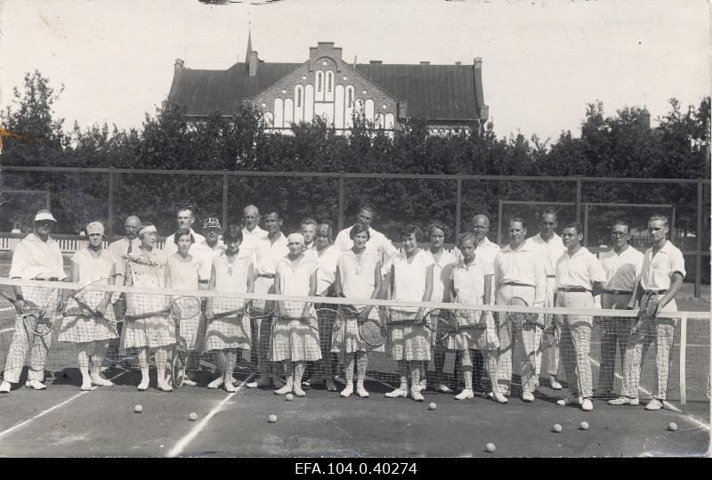 Tennisistid: naised - Veermann, Tallo, Tarnebaum, Kirch, Raid, Kalnin, Peterson, Kuigo; mehed - Mälk, Jung, Teetsov, Jürgenson, Neumann, Soo, Utopart, Kaho, Hamf, Tannebaum, Timusk, Politser.