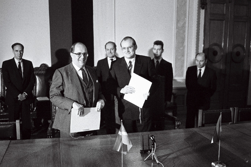 Taani välisministeeriumi delegatsioon Eestis-Toompeal. Suursaadik Henrik R. Iversen ja Raivo Vare lepingut alla kirjutamas.