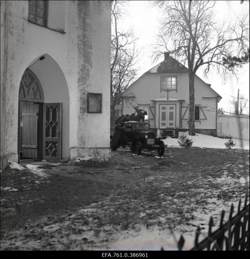 Filmi "Äratus" filmimine. Küüditajate veoauto sõidab kirikuõue.