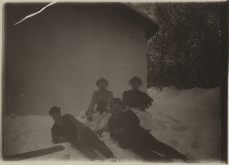 Seltskond mõisatöölisi lumes