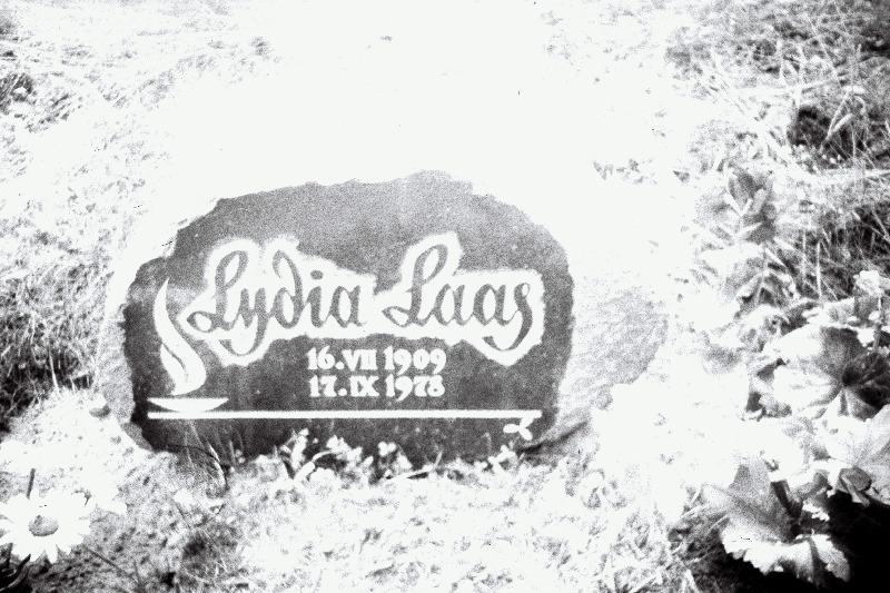 Skulptor Lydia Laasi hauakivi Metsakalmistul.