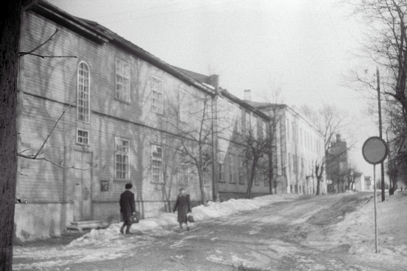 Vaade Komsomoli (Turu) tänavale, tagaplaanil endine Võru Õpetajate Seminari hoone - Valge maja.