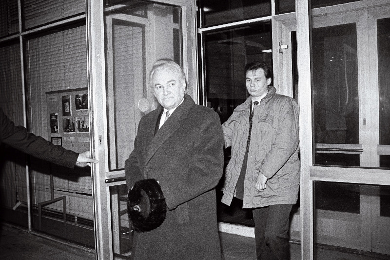 A. Rüütel saabub pressikonverentsile ajakirjandusmajja Referendum.