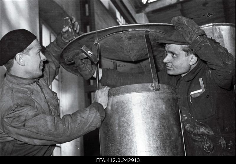 Lehelugemine elavhõbeda-alaldajate tehases ja brigadir Edmund Veski (ajaleht "Noorte Hääl")