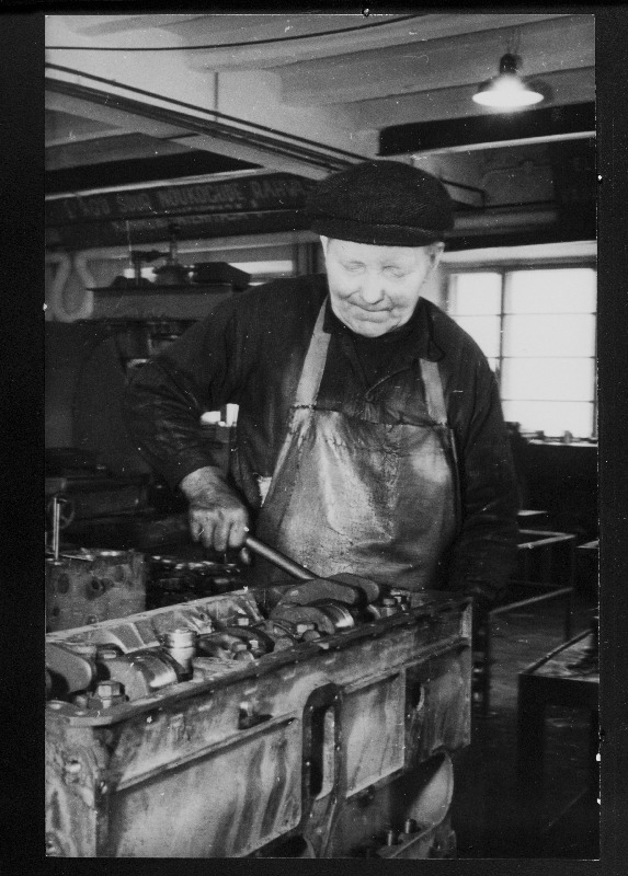 Tallinna Autoremonditehase nr. 2 eesrindlik lukksepp Aleksander Jaakula töötamas.