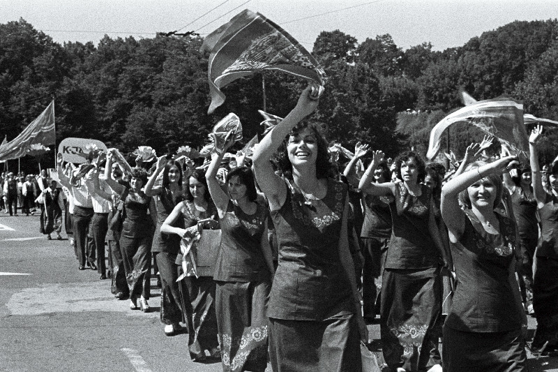 Ungari RV Debreceni György Marothi nim.segakoori lauljad Eesti NSV 1975.a.üldlaulu- ja tantsupeo rongkäigus.