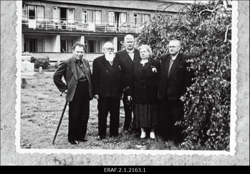 Grupp 1905.a. revolutsioonist osavõtnuid Pärnus sanatooriumi ees.