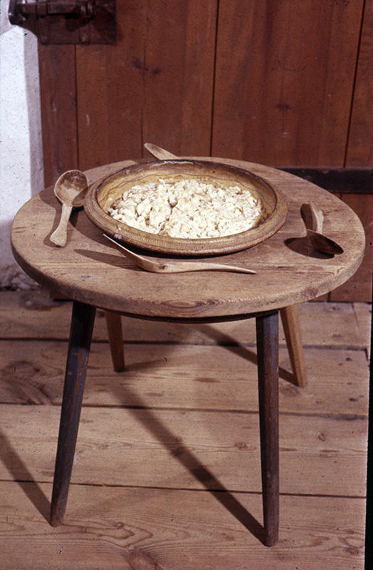 Turun linna, puurovati pienellä pyöreällä pöydällä; sisäkuva