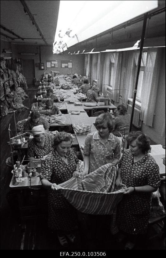 Õmblusvabriku "Sulev" lausõmblusjaoskonna brigadir (vasakult) Silvi Rübak, meister Tiina Jundas ja õmbleja Eha Õrnhein rannamantli kvaliteeti hindamas.