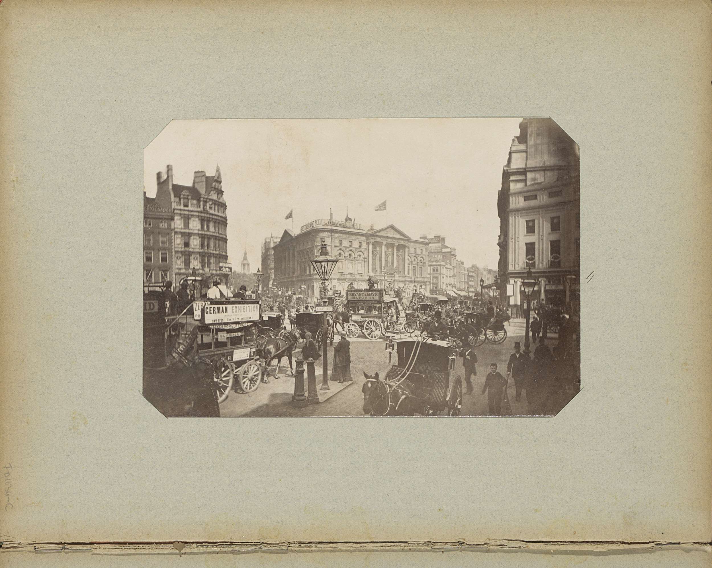 London Pavillon en paardenkoetsen met reclame voor de German Exhibition op Piccadilly Circus in Londen