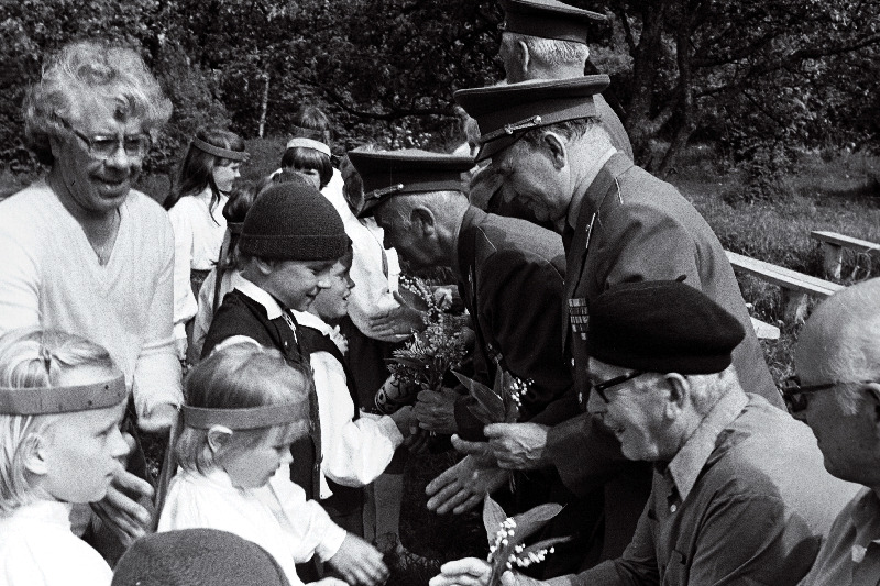 Eesti NSV fašistlikest okupantidest
vabastamise 40. aastapäevale pühendatud
sõjaaegse 27.laskurpolgu veteranide nõukogu ajaloo uurimise ja jäädvustamise
grupi korraldatud matkast mööda polgu
rindeteed osavõtjate kohtumisel annavad
lapsed sõjaveteranidele lilli.