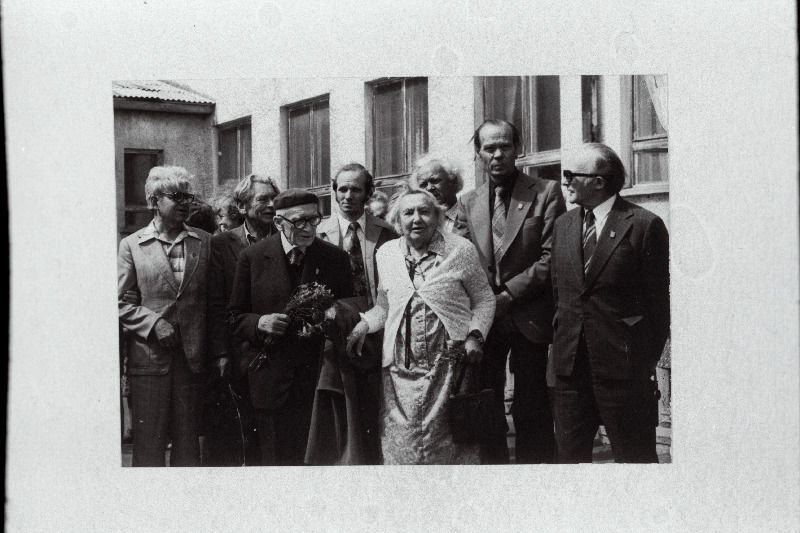 Saaremaa Eesti Ühisgümnaasiumi vilistlaste kokkutulek. Vasakult: A.Hint, V. Miller, Aavik, Ü. Tuulik, Klauren, J. J. Peegel, I. Torn, Raudsepp.