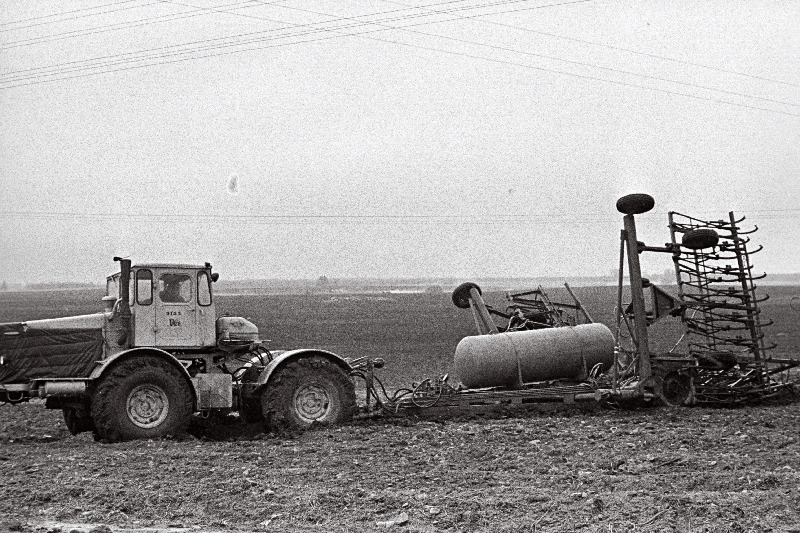 Rakvere rajooni Viru kolhoosi töökojas valmistatud 12m laiune kultivaator ammoniaakvee tsisterniga.