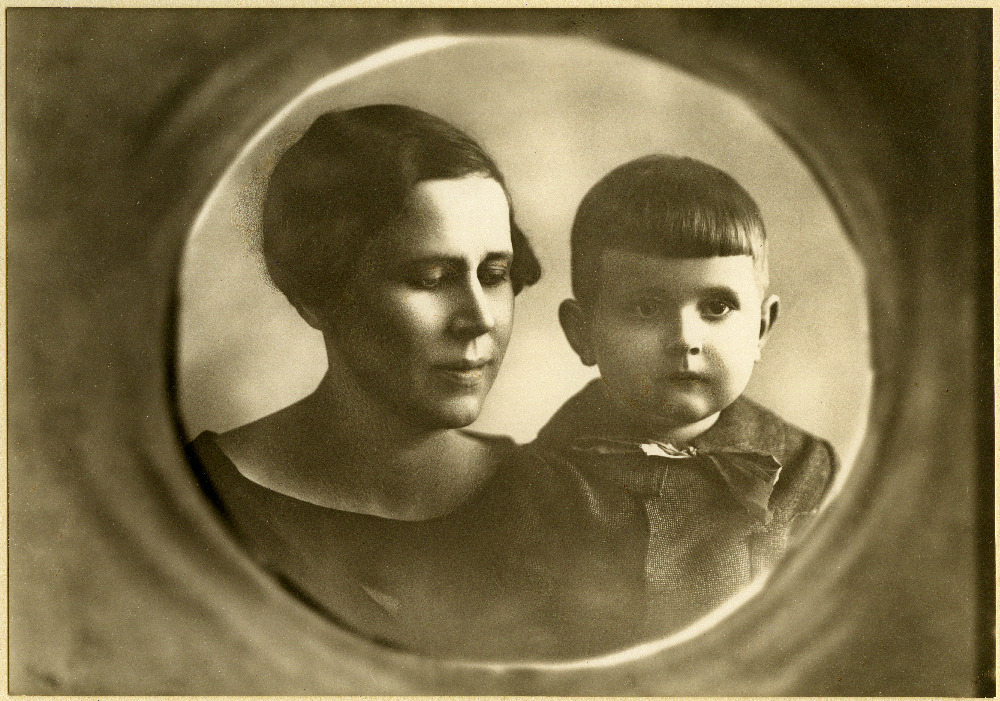 Portree tundmatust naisest ja poisist