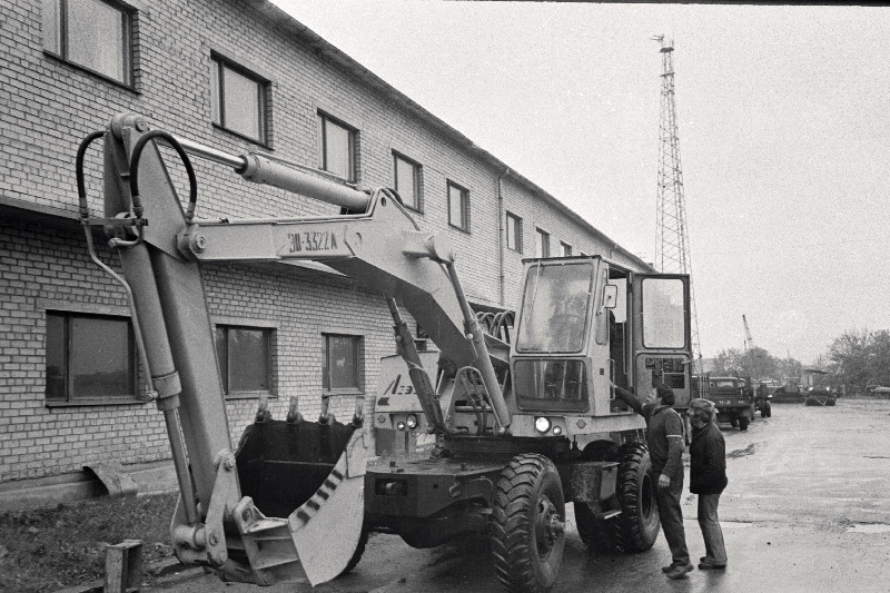 LKV hoovis mingi ekskavaator.