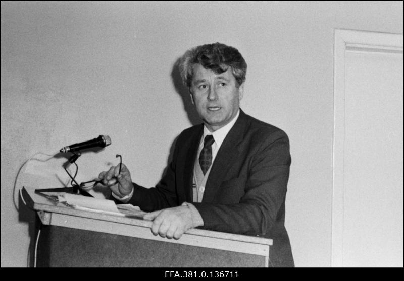 Ajalehe "Narvski Rabotši" kirjade päeval Narva Toornahatehases kõneleb tehase direktor M. Kuzmitš.