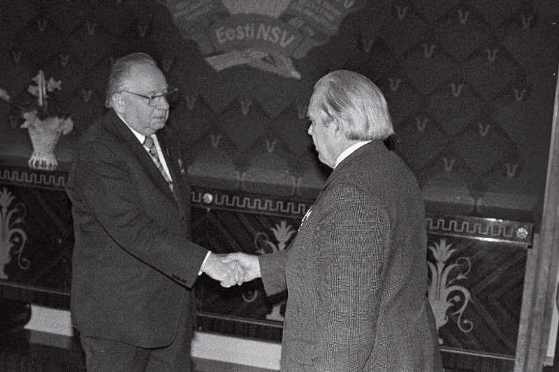 Eesti Evangeelse Luterliku Kiriku peapiiskopile E. Hargile annab Rahvaste Sõpruse ordeni üle ENSV Ülemnõukogu Presiidiumi esimees J. Käbin (vasakul).