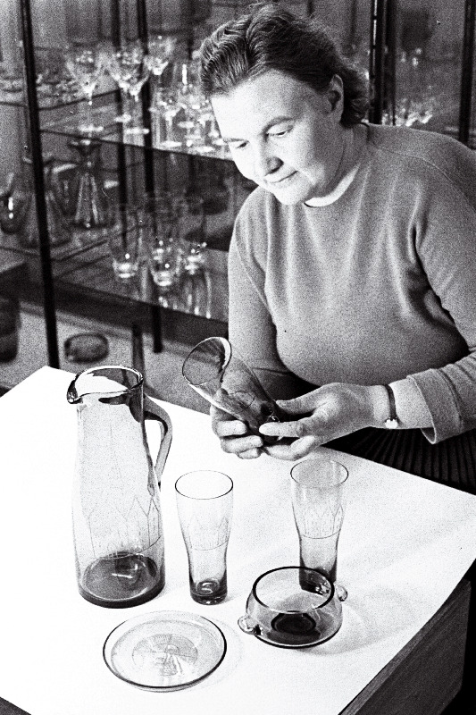 Tehase "Tarbeklaas" peakunstnik Helga Kõrge morsikannuga "Do" ning selle juurde kujundatud klaaside ning teiste uudistoodetega.