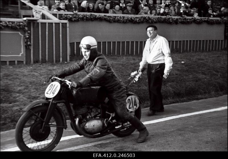 NSV Liidu meistrivõistlused ringrajasõidus Pirita-Kose-Kloostrimetsa ringrajal. Motosportlane Nikolai Sevostjanov (Moskva CSK) 350 cm3 masinaklassi sõidu eel.