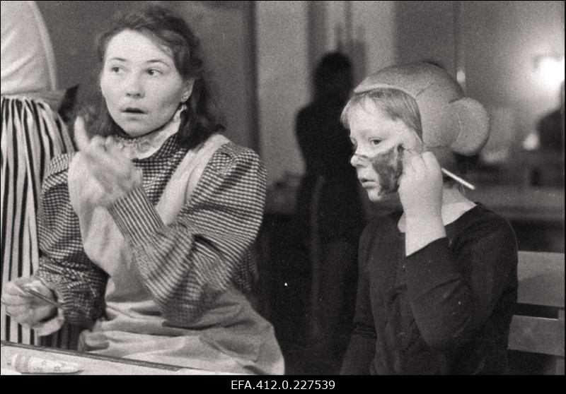 J. Tombi nim Rahvateatri näitlejad valmistumas etenduseks "Dr Aibolit".