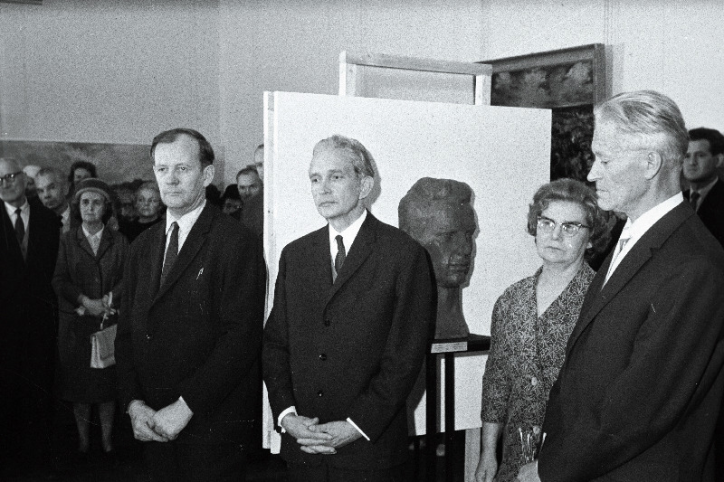 Viie kunstniku - maalijate Richard Uutma ja Priidu Aaviku, skulptori Elfriede Marrani, teatrikunstniku Aleksander Peegi ja intarsiameistri Harry Tertsiuse juubelinäituse avamine.
