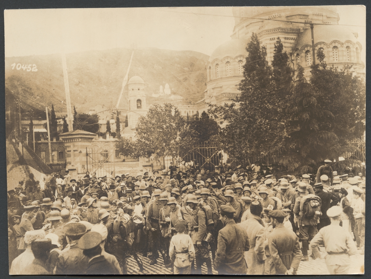 The picture shows German soldiers in the middle a larger crowd in front of the Alexander Nevsky Cathedral in central Tbilisi.