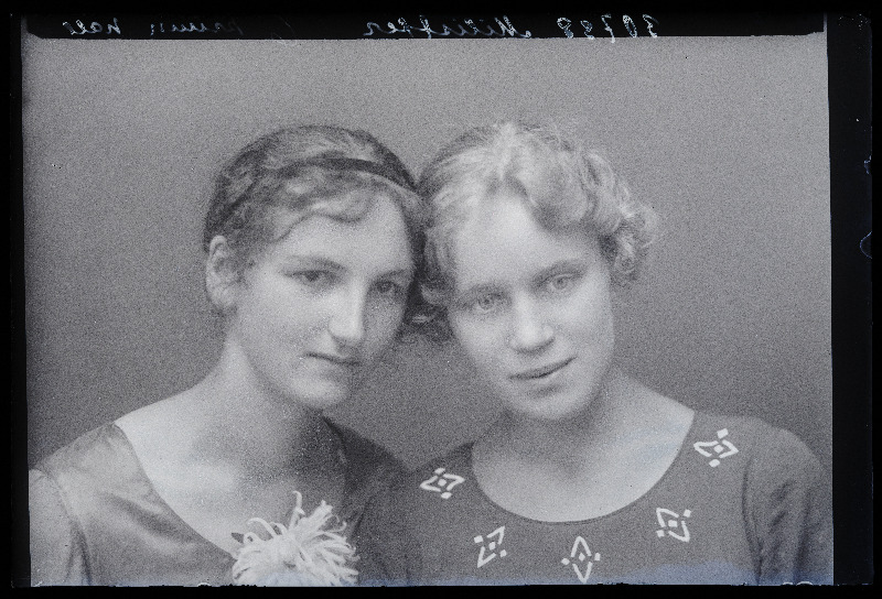 Kaks naist, (foto tellija Milistfer).