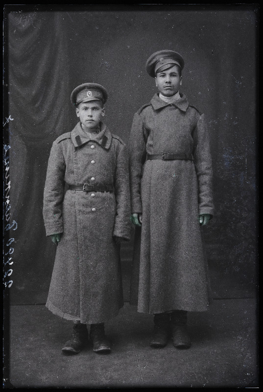 Kaks sõjaväelast, (foto tellija Bitkin).