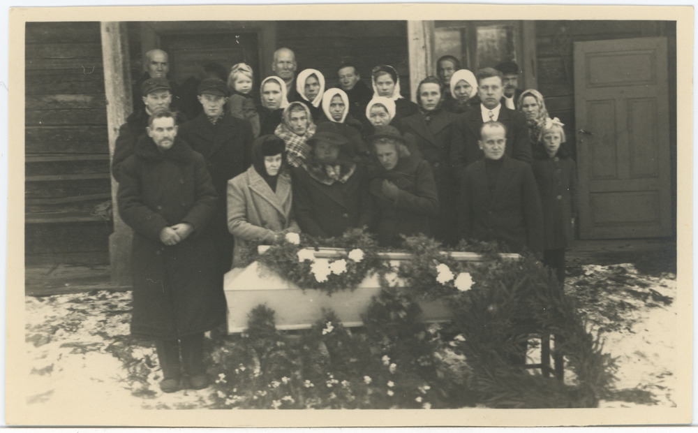 Matuselised Hugo Odenbergi kirstu ümber