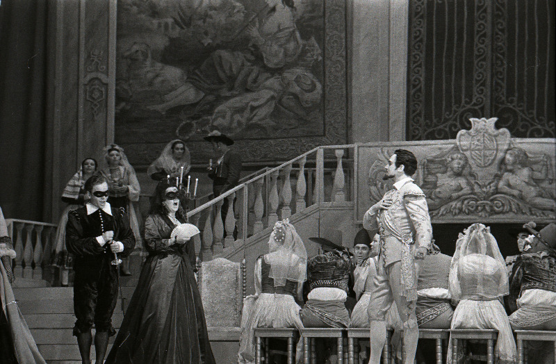 Stseen W.A. Mozarti ooperist Don Juan RAT Estonias. Paremalt don Juan - Georg Ots, dona Anna - Meta Kodanipork, don Ottavio - Enno Eesmaa.